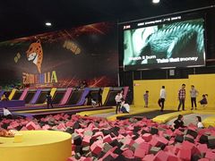 -嘿哟动霸CHUA·新潮玩运动娱乐中心·蹦床滑冰团建乐园