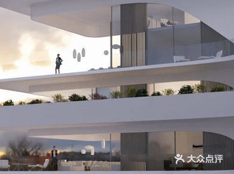 餐厅同样设有大面积的落地玻璃窗,增强了室内空间的宽敞感与明亮