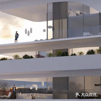 餐厅同样设有大面积的落地玻璃窗,增强了室内空间的宽敞感与明亮