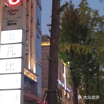 江北区打造的滨江路，很热闹的鎏家码头