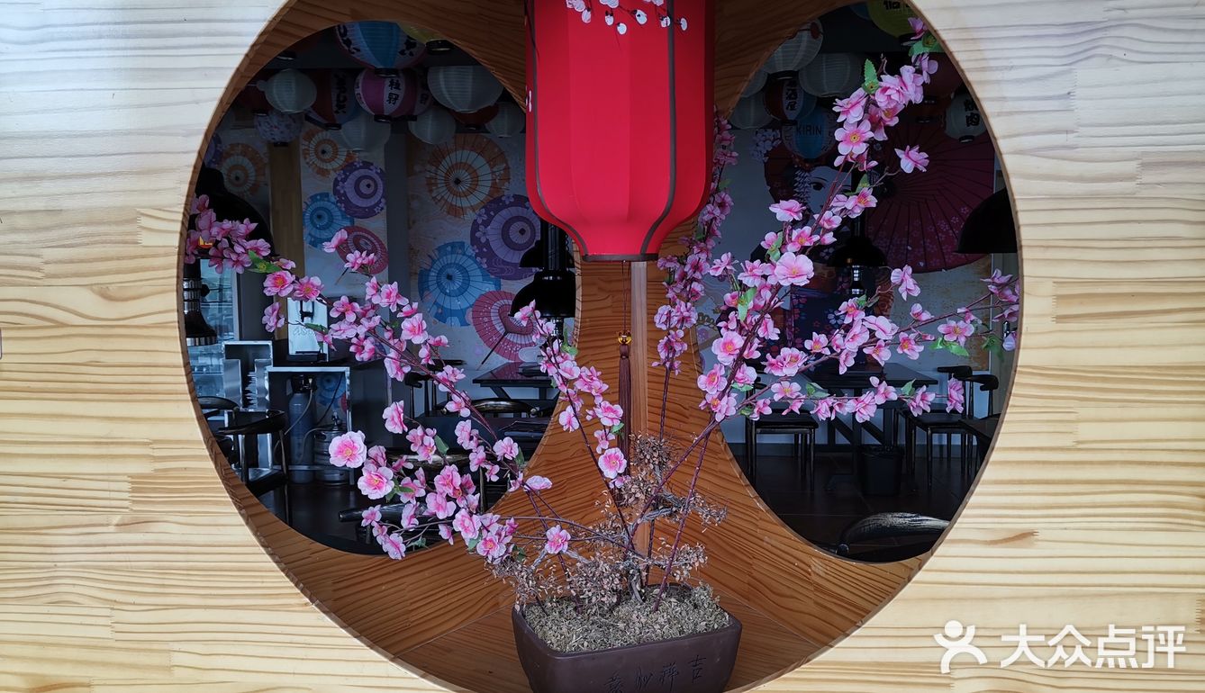 大门口便是店铺的门头，很好找
