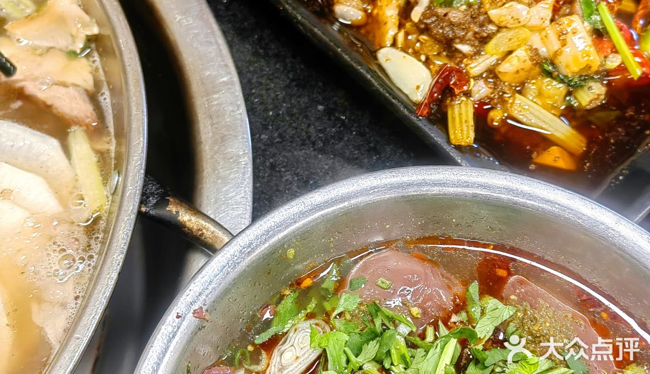 在翘脚牛肉汤锅店里吃到好吃的甜皮鸭
