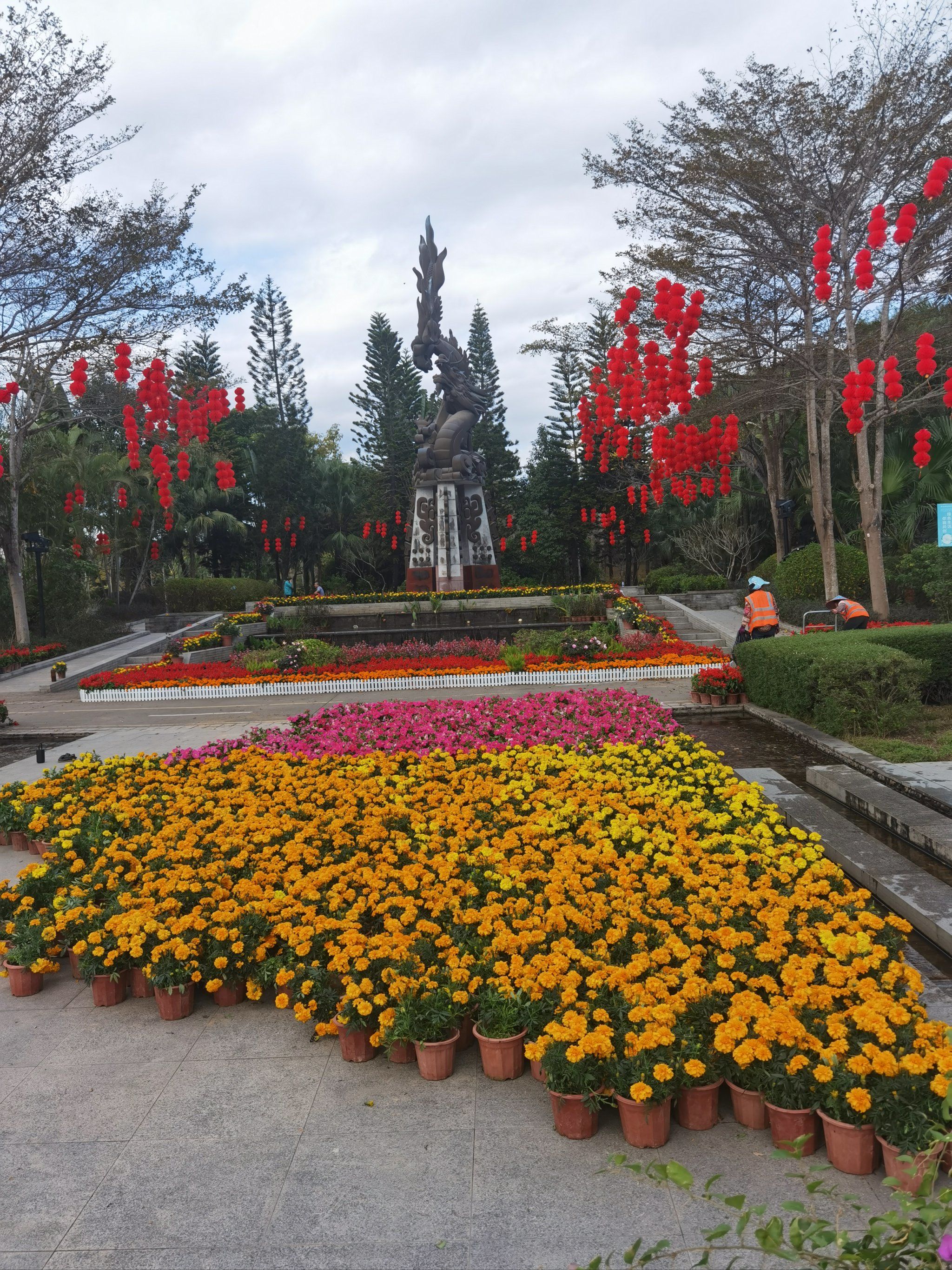 聚龙山公园的大广场,其实是在半山腰那里,有很大的草坪