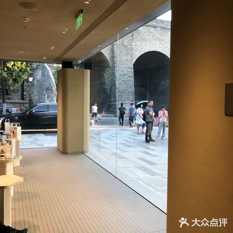 城墙下的闲适:喜茶西安永宁里店