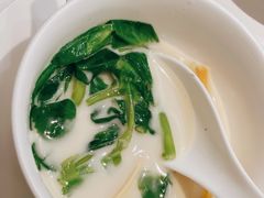 鲜鱼汤煮豆苗-粤界(望京金辉店)