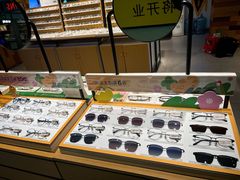 -LOOK眼镜·蔡司依视路配镜(宝山万达店)