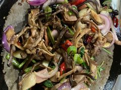 腊肉烧茶树菇-张关合渣(航空大道店)