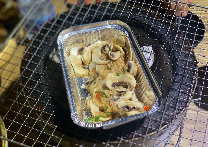 t 【烤口蘑】 新鲜的口蘑 切成片 比较薄 上面铺满了了