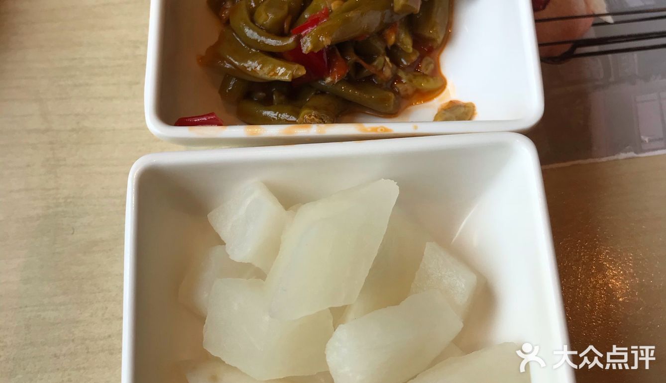 今天我带着孩子来吃饭这里的人很多点了酸菜鱼菠萝包点的不是很酸菜鱼味道真的很棒特别的喜欢吃菠萝包香浓美味很适合我们吃环境卫生挺不错的选择这家店是不错的服务员态度很赞给人感觉特别不错哦很这家店下次还回来的