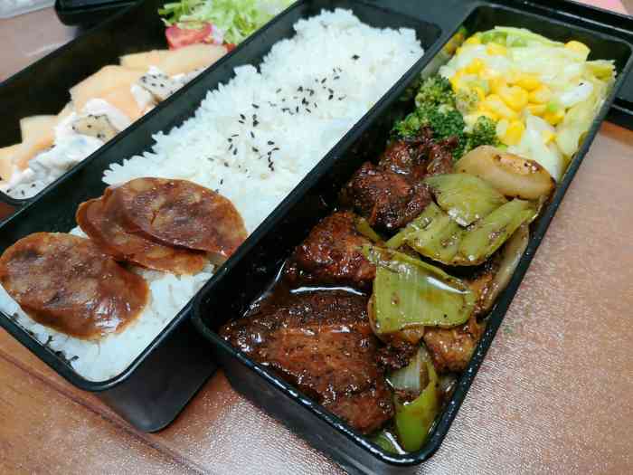 同事请客的高端盒饭,看起来好有品质.