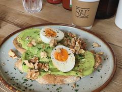 牛油果煮蛋吐司-RAC BAR(安福路店)