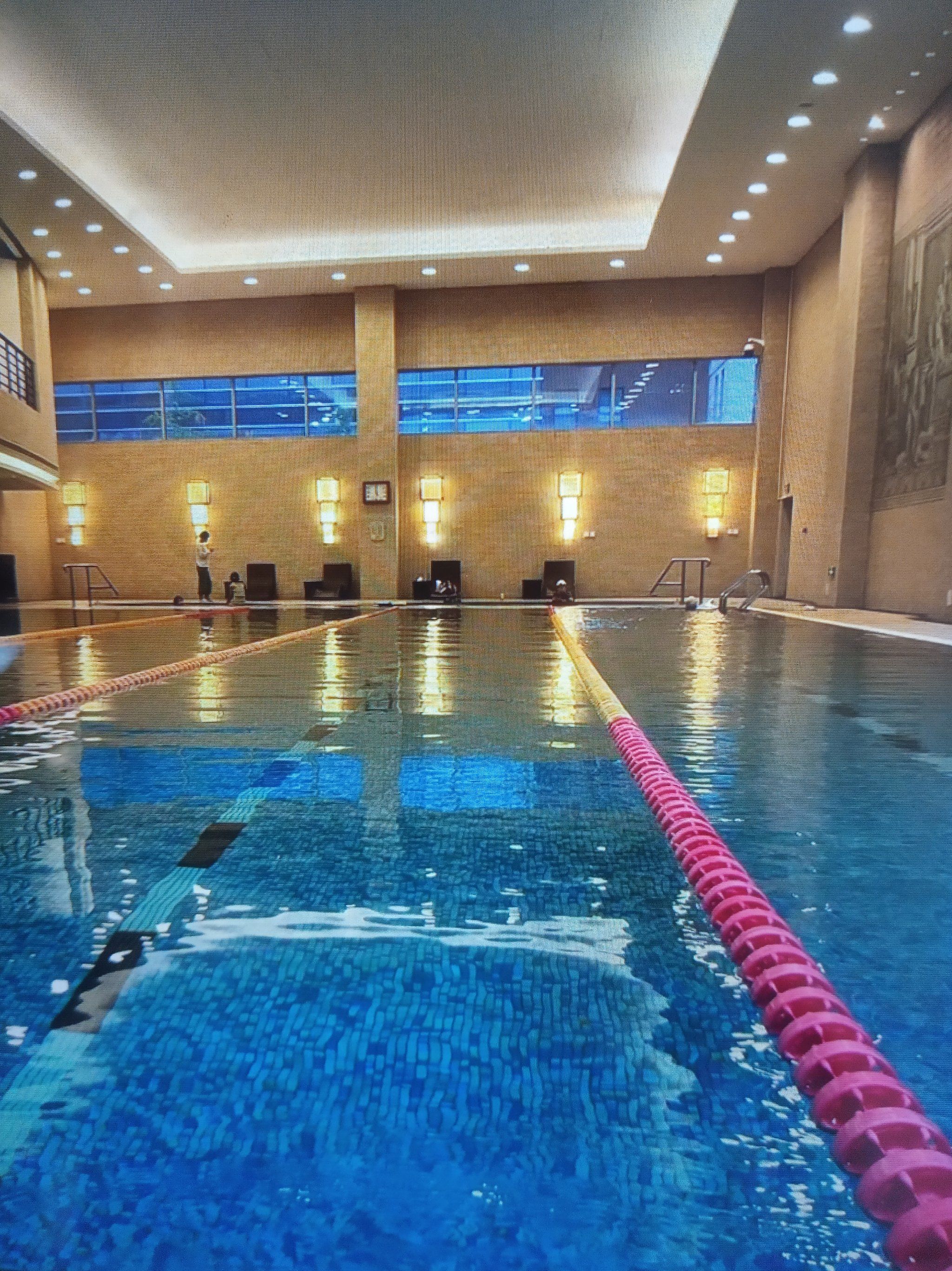 室内泳池享受