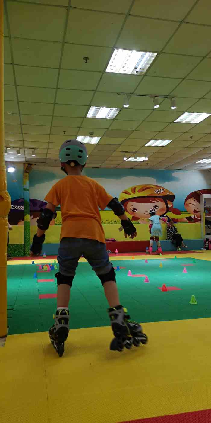 玛丽轮滑俱乐部(古美世纪联华店)-"家门口的室内溜冰场.