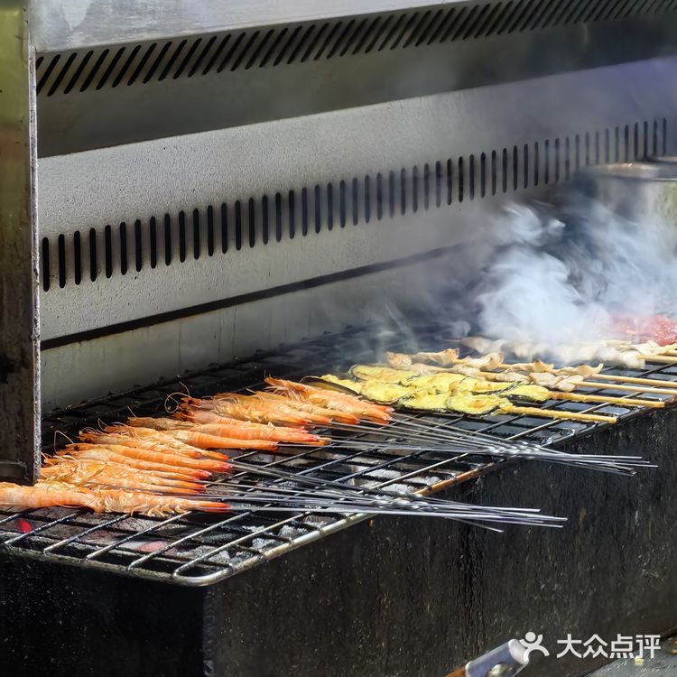 今天我要带你们探索一家超赞的海鲜大排档