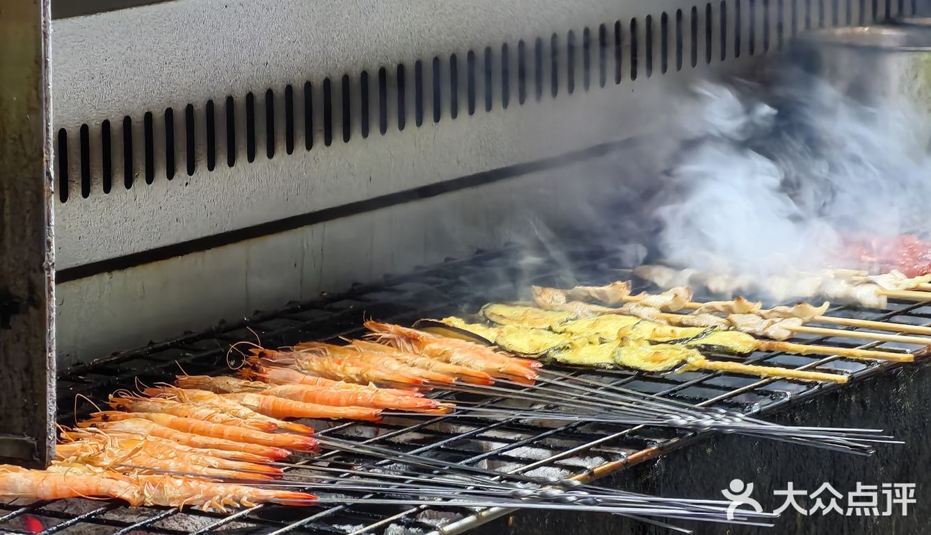 今天我要带你们探索一家超赞的海鲜大排档