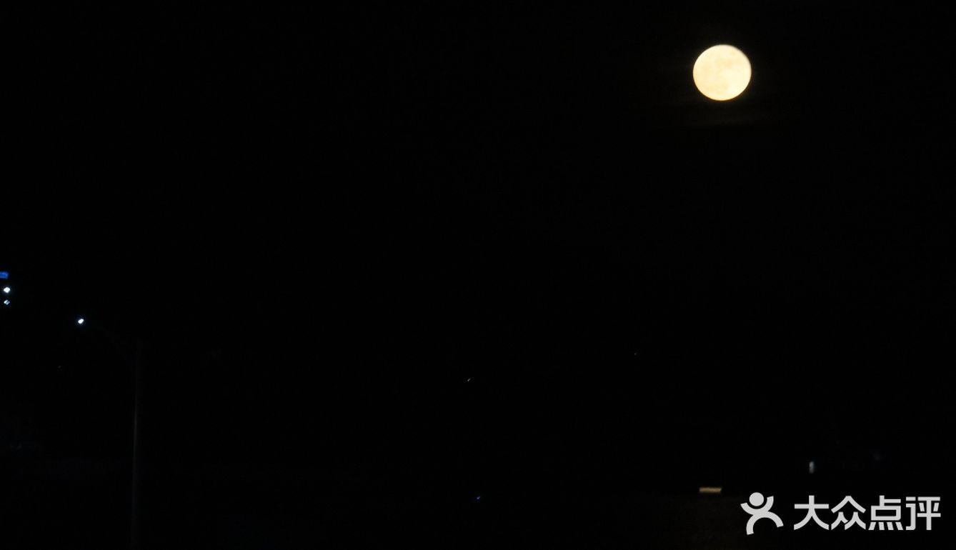 中秋夜看月出东方 从山后升起倒映在水中