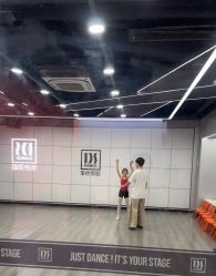 -单色舞蹈