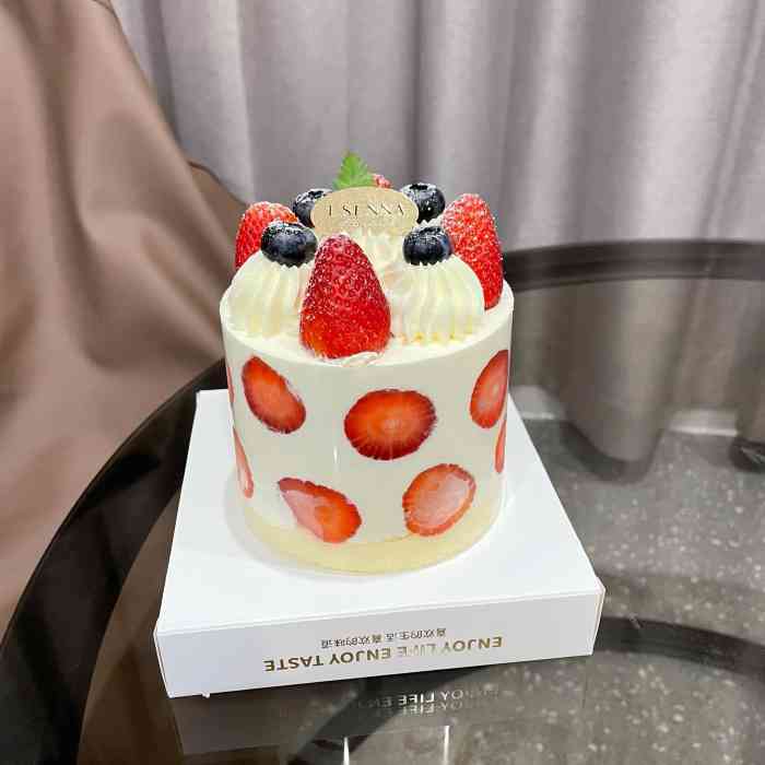 罗森尼娜(五一新干线店)-"用勺子轻轻挖下一块带着草莓奶油的蛋糕,放.