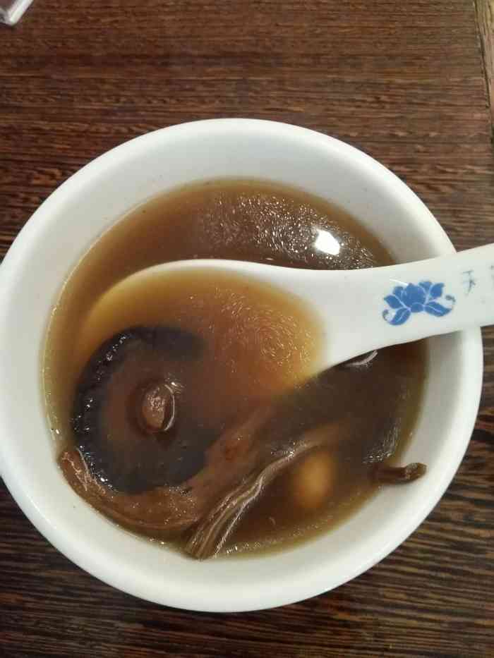 天荷菜根在侨乡体育馆后面铁路桥下,位置蛮宽敞