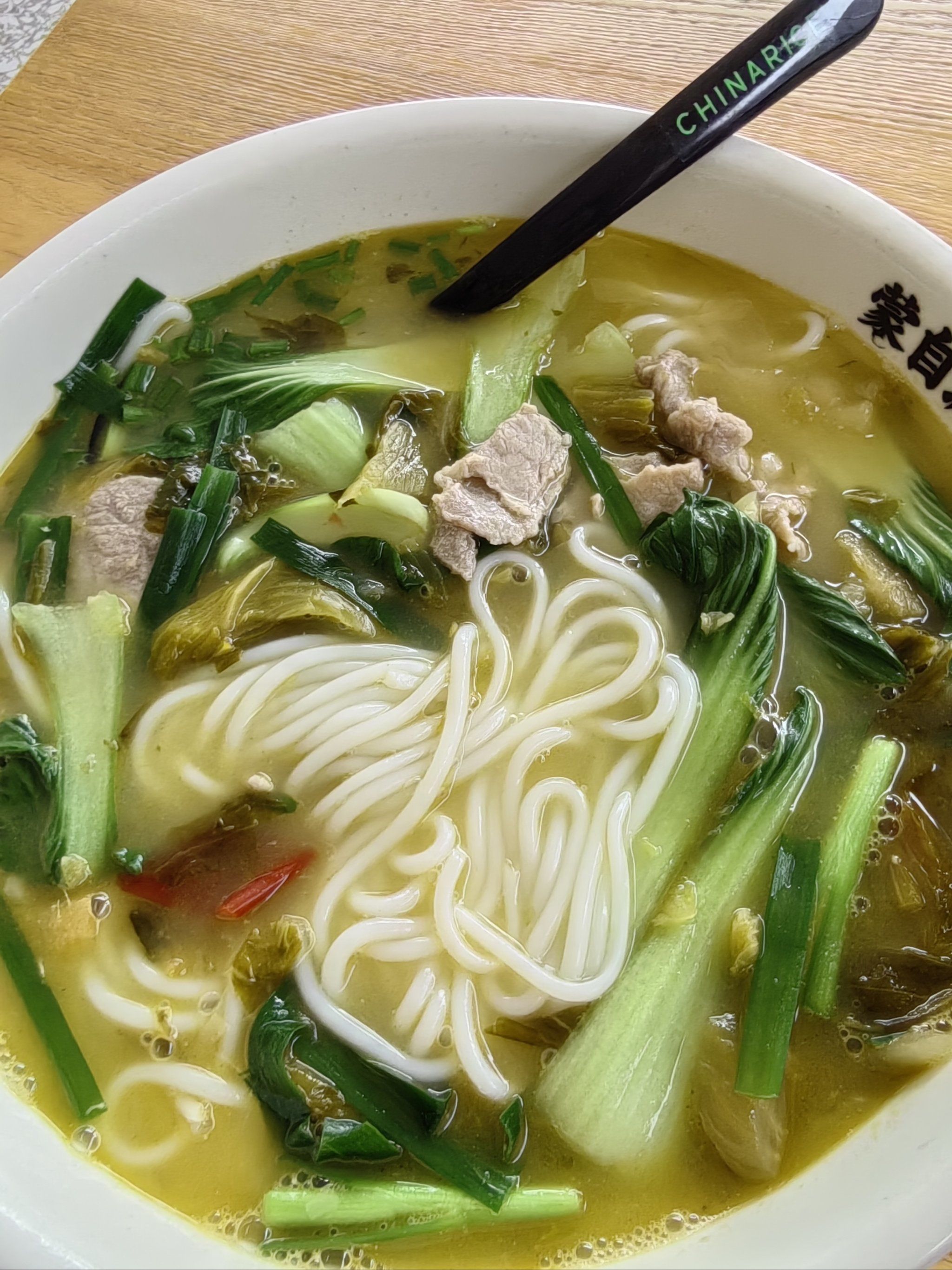 午饭十一二块就有一大碗米线,足够吃饱呢～
「老坛酸菜肉片米线」