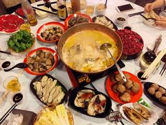 浓厚原只鸡煲花胶汤-鲜入围煮花胶鸡海鲜火锅