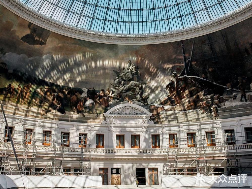 复古风与现代简约单品的搭配风潮也吹至城市建筑里！