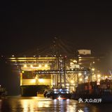中秋夜看月出东方 从山后升起倒映在水中