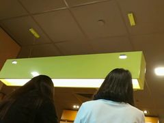 打牌的女孩-麦当劳(萧山国际机场T3航站楼店)