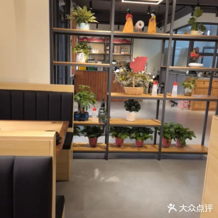 牛肉粒与菠萝组合创新搭配,果香中和油腻感