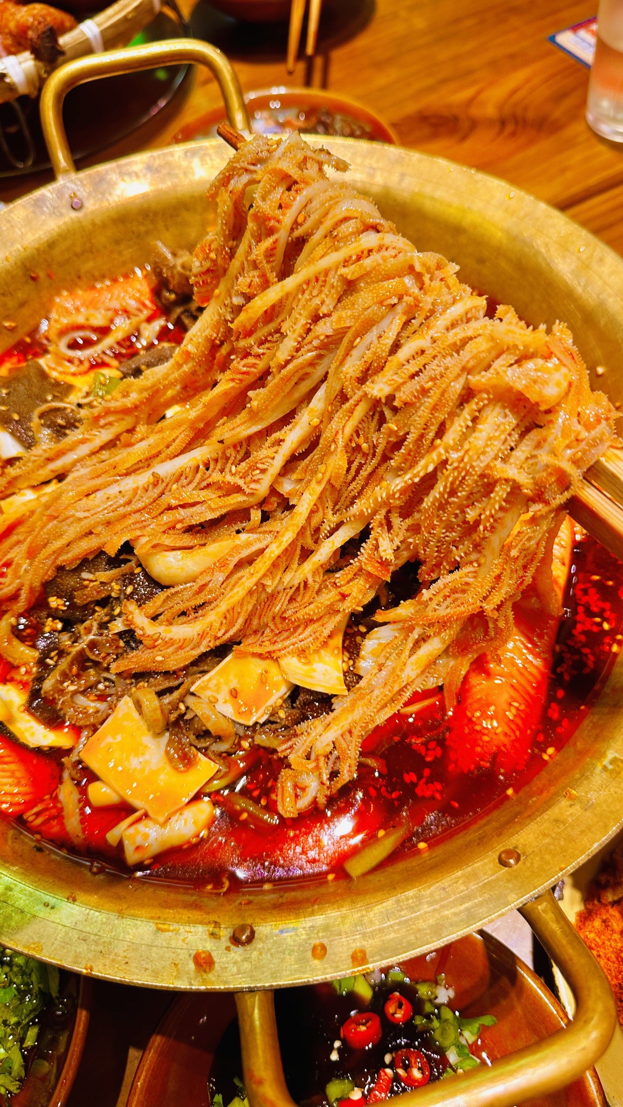 🔥青岛必吃!巨盆毛肚锅,份量惊人,辣得过瘾!