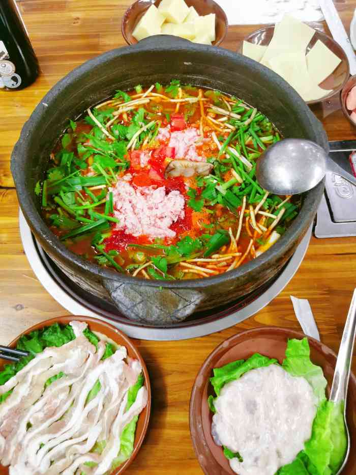 笔记安顺夺夺粉火锅-"砂锅的酸汤锅底加以卤水洋芋,米豆腐,肉末..."-