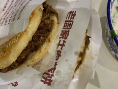 芝麻烧饼-穆得·老周家牛肉烧饼(普利街店)