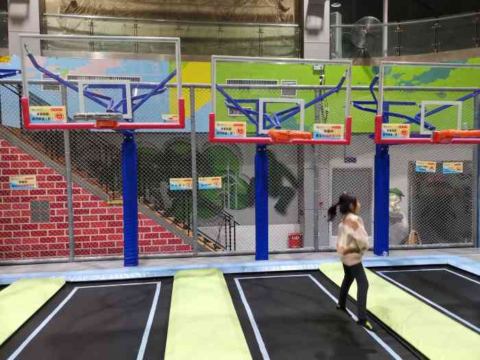 反弹蹦床公园-"去年来的,在宝龙广场里面,整体来说还行,.