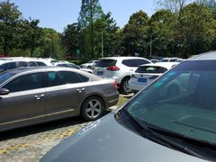 -迪卡侬运动专业超市-停车场