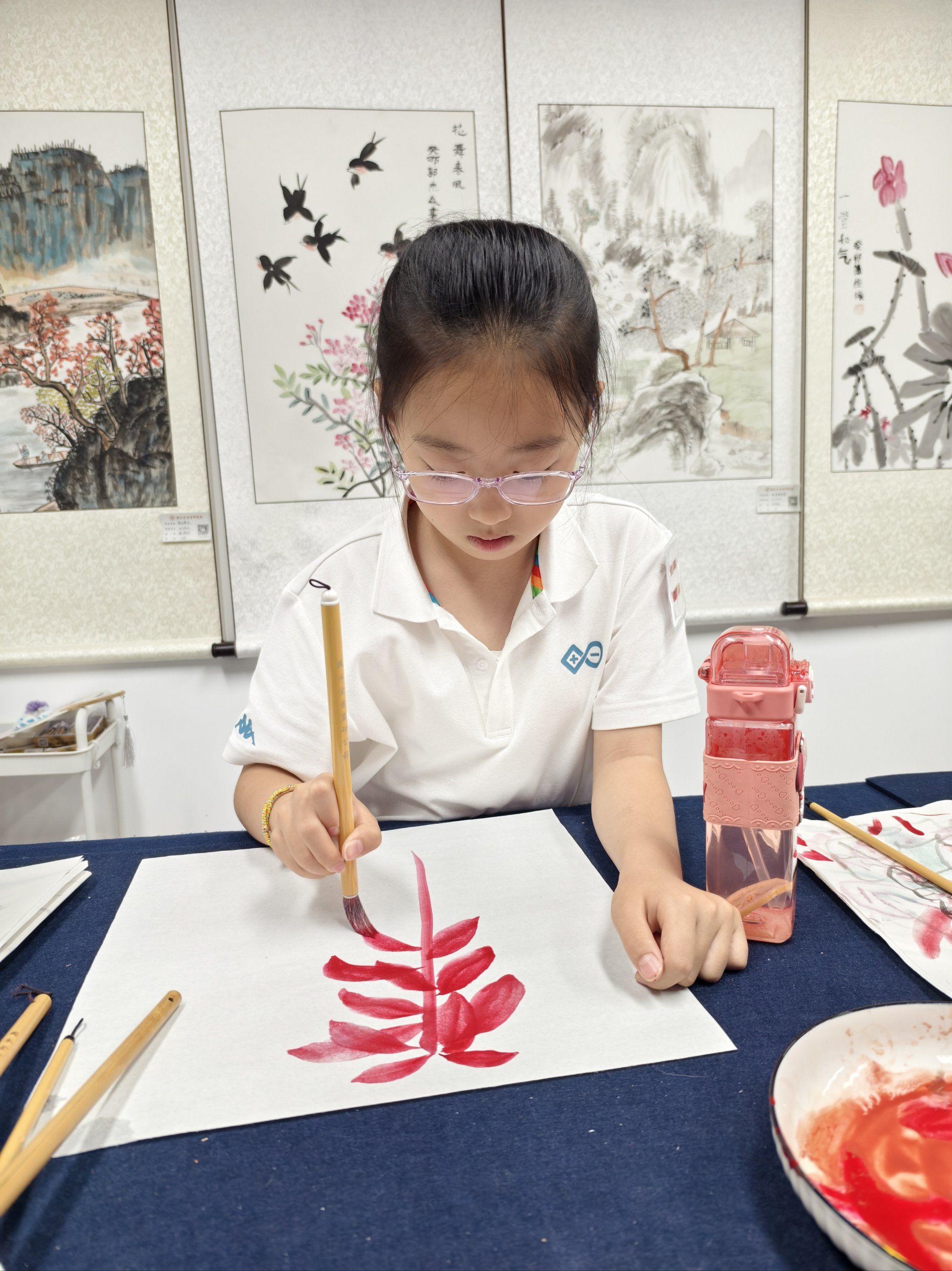 国画课堂认真努力的小朋友们