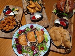 香烤三文鱼藜麦配坚果碎沙拉-魏斯理汉堡(西安沣东吾悦店)