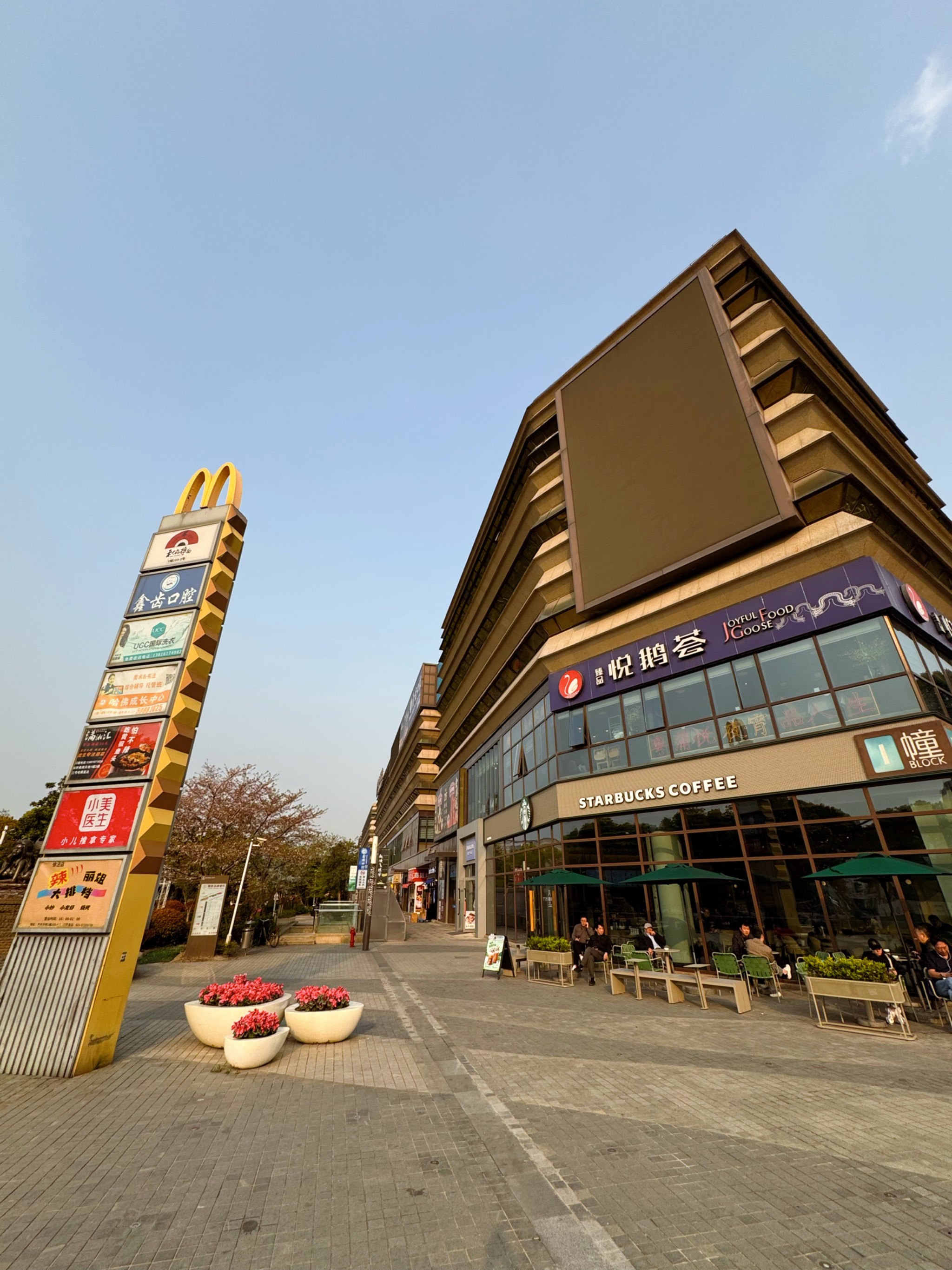 虽然背靠大型居住区,但这个商场好像活得挺艰难