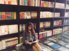 -钟书阁(松江泰晤士小镇店)