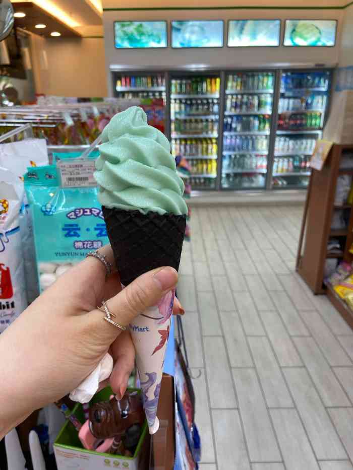 全家便利店(新会路店)-"是很符合春夏气息的雪糕哦～包装一下子吸引.