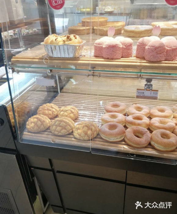 好利来(西美花街店)面包甜点陈列柜图片
