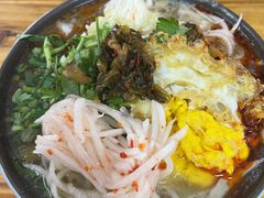 耙肉饵丝-巍山𤆵肉饵丝