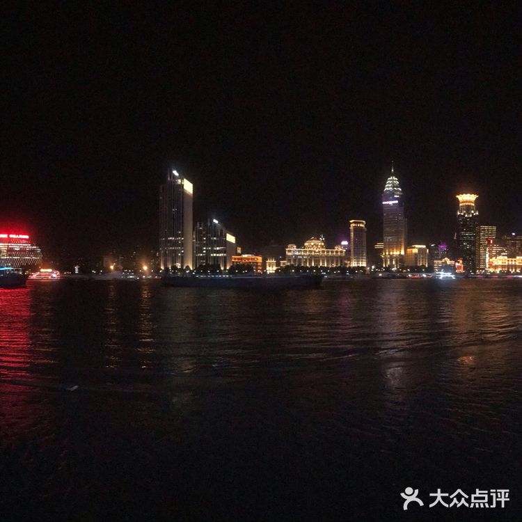 吹着江风，（有点冷），还是很舒服的