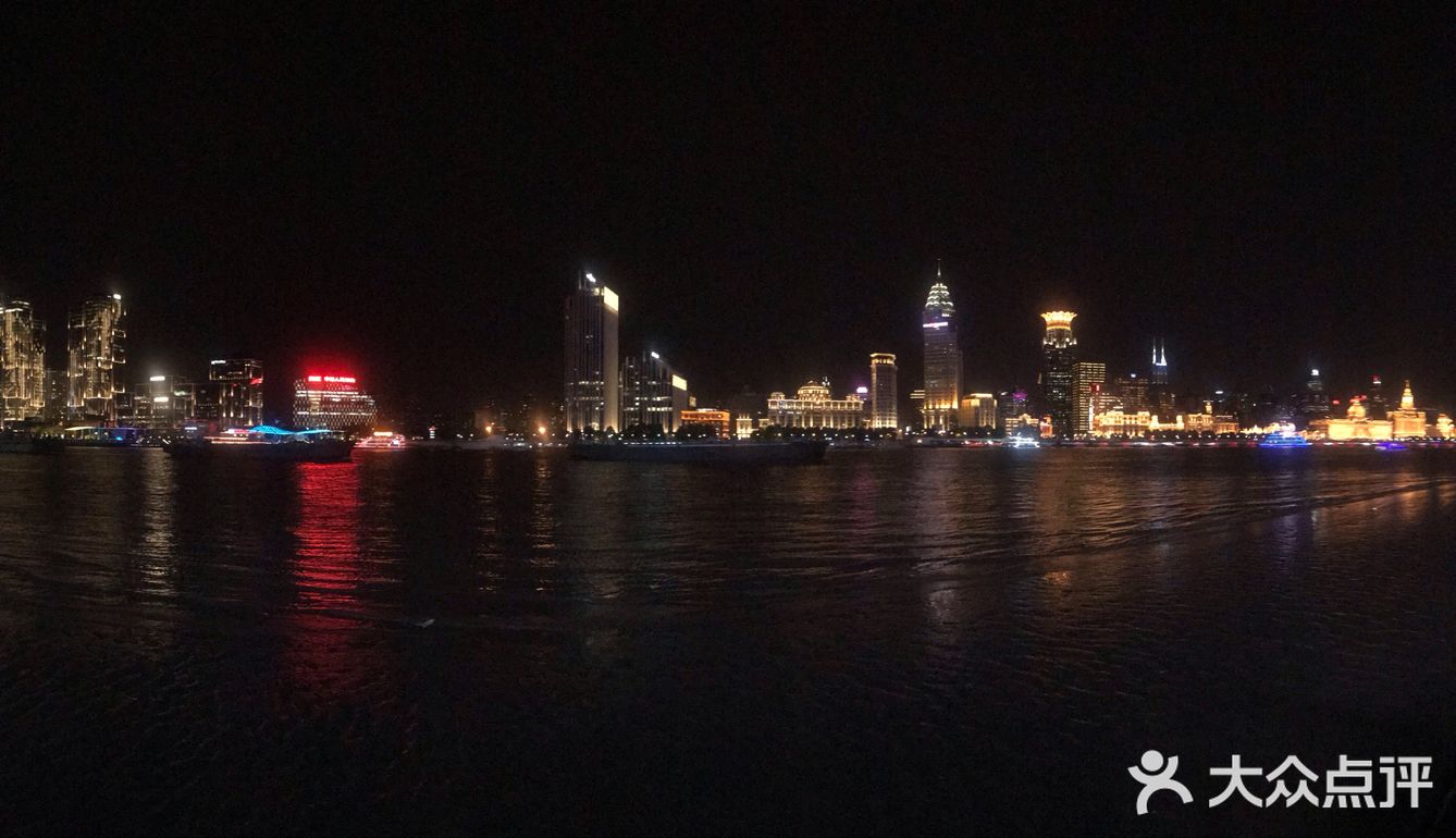 吹着江风，（有点冷），还是很舒服的