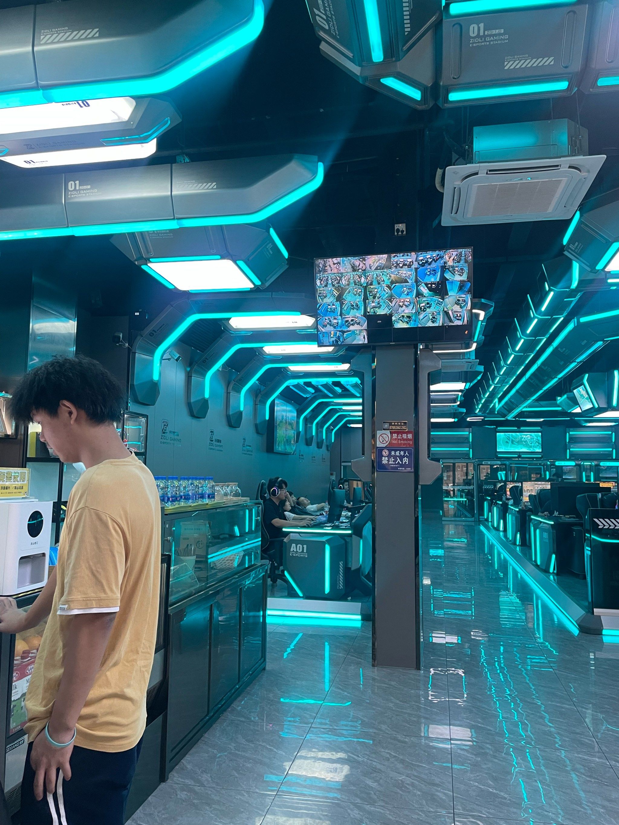 很宽敞 电脑配置都是高配置的 运行速度超快 前台小姐姐服务非常好