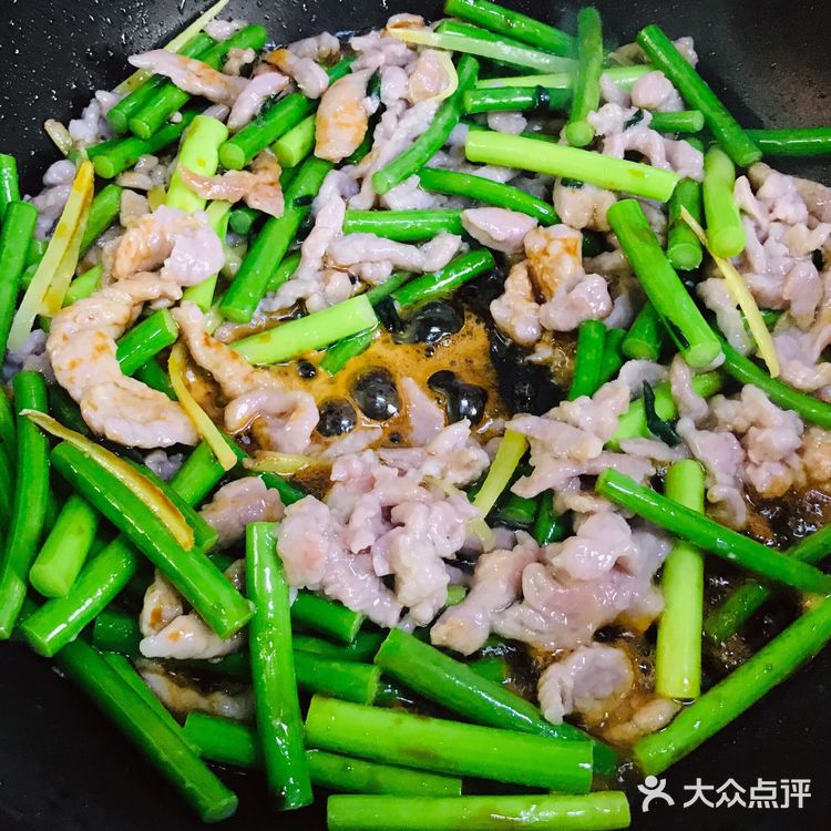 我家年菜之蒜苔炒肉，美味可口颜值高！