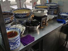 自助取餐区-何老二卤汁凉粉