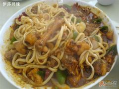 加了面条后的大盘鸡-西安美食阁(四平路店)
