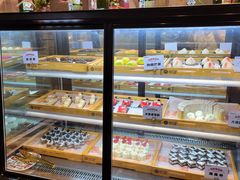 面包甜点陈列柜-汉江山料理级自助烤肉黑金冠(周口好吃城店)