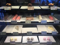 面包甜点陈列柜-麦当劳(健德桥得来速店)