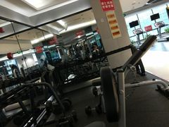 器械区-宝力豪健身